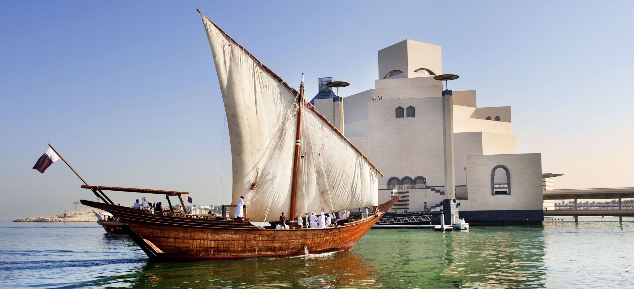 Islamisches Museum - Doha - Trauminsel Reisen Das traditionelle, arabische Segelboot, ein Dhow, im Meer vor dem Islamischen Museum in Qatar