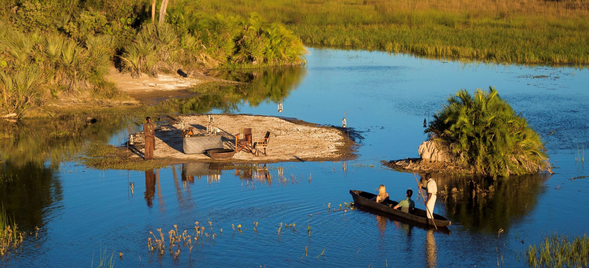Paar mit Guide in Kanu beobachten Tiere im Fluss