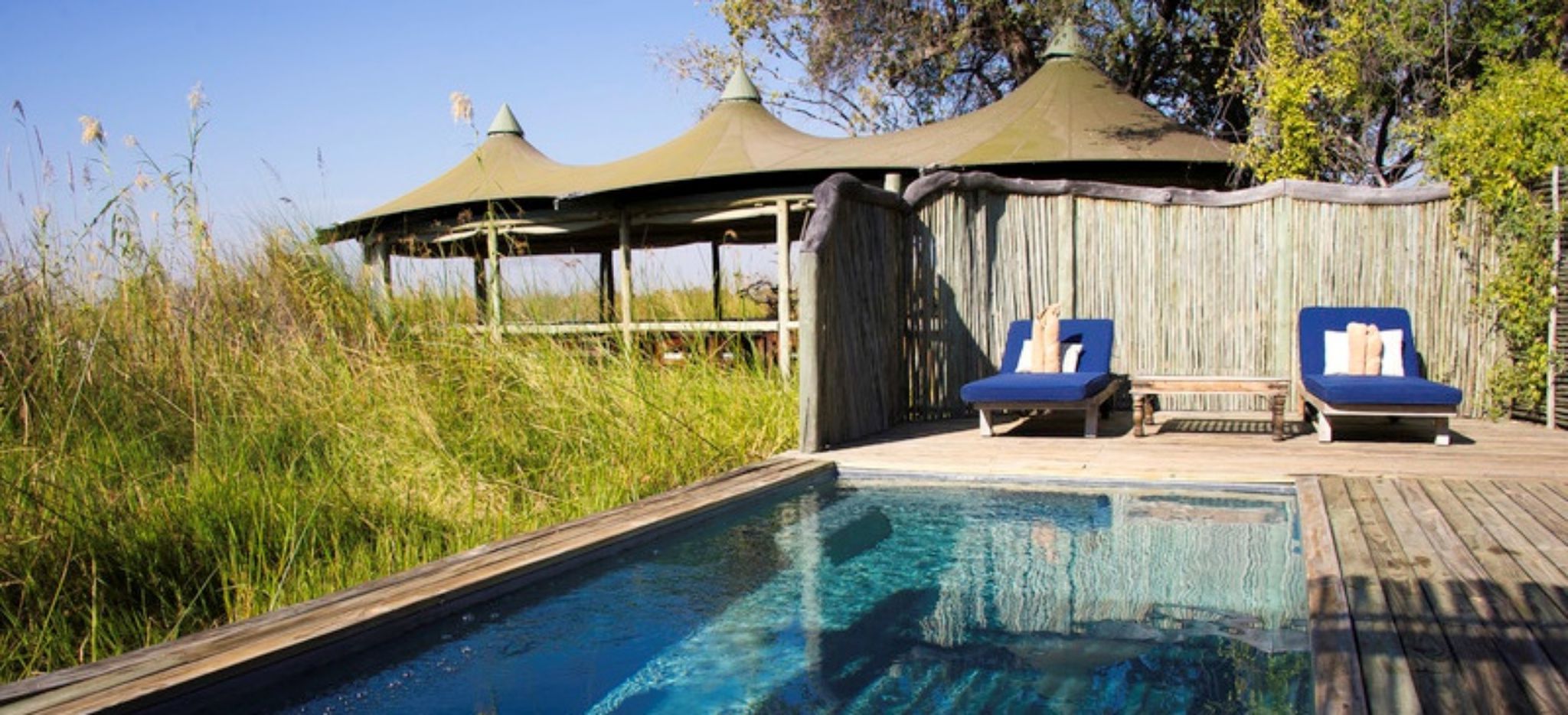 Privater Pool eines Hotelzimmers des Little Vumbura Camp in Botswana, daneben das dickicht des Okavango Deltas