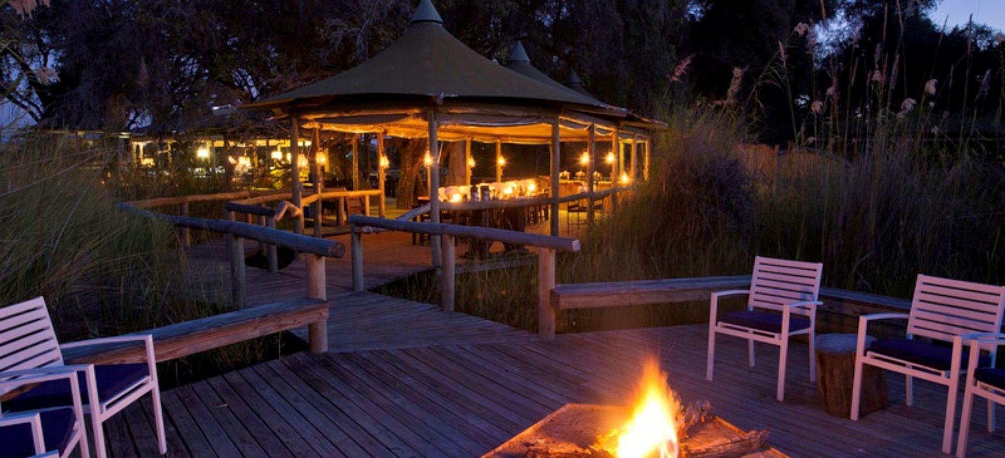 Zentrale Feuerstelle des "Little Vumbura Camp" in Botswana, das Hotel im Hintergrund
