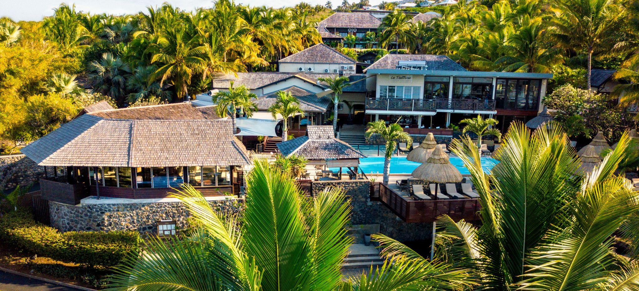 Luftaufnahme des Poolbereiches und Hauptgebäudes des Hotels "Iloha" auf La Réunion