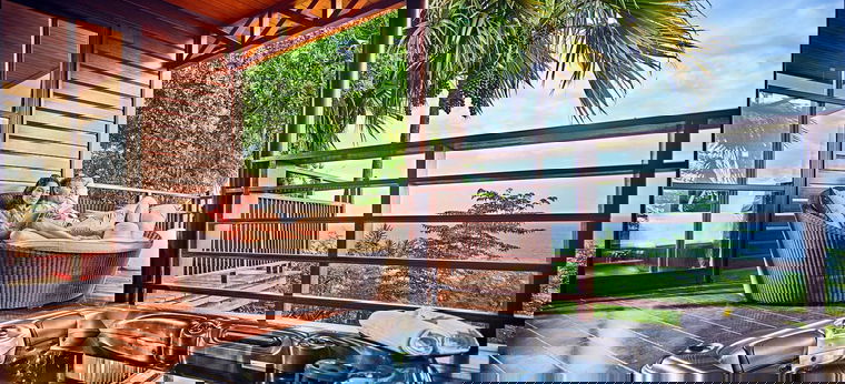 Ein Paar sitzt auf einer Terrasse mit Jacuzzi im Hotel Palm auf La Réunion
