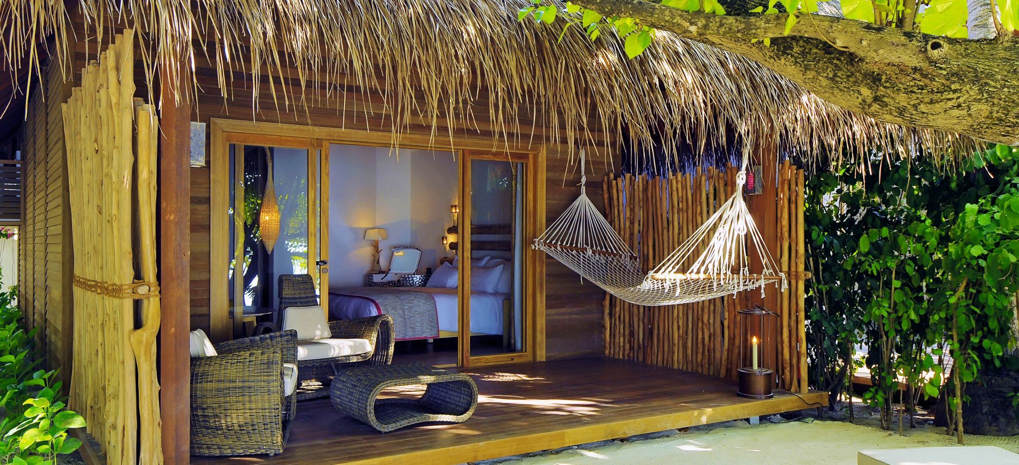 Die Terrasse eines Bungalows im tropischen Grün