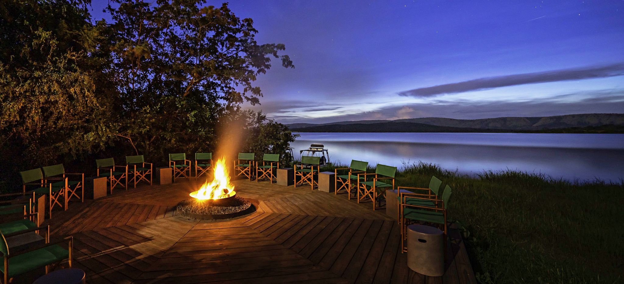Feuerstelle des Magashi Camps, Ruanda, mit Blick auf den See Rwanyakazinga