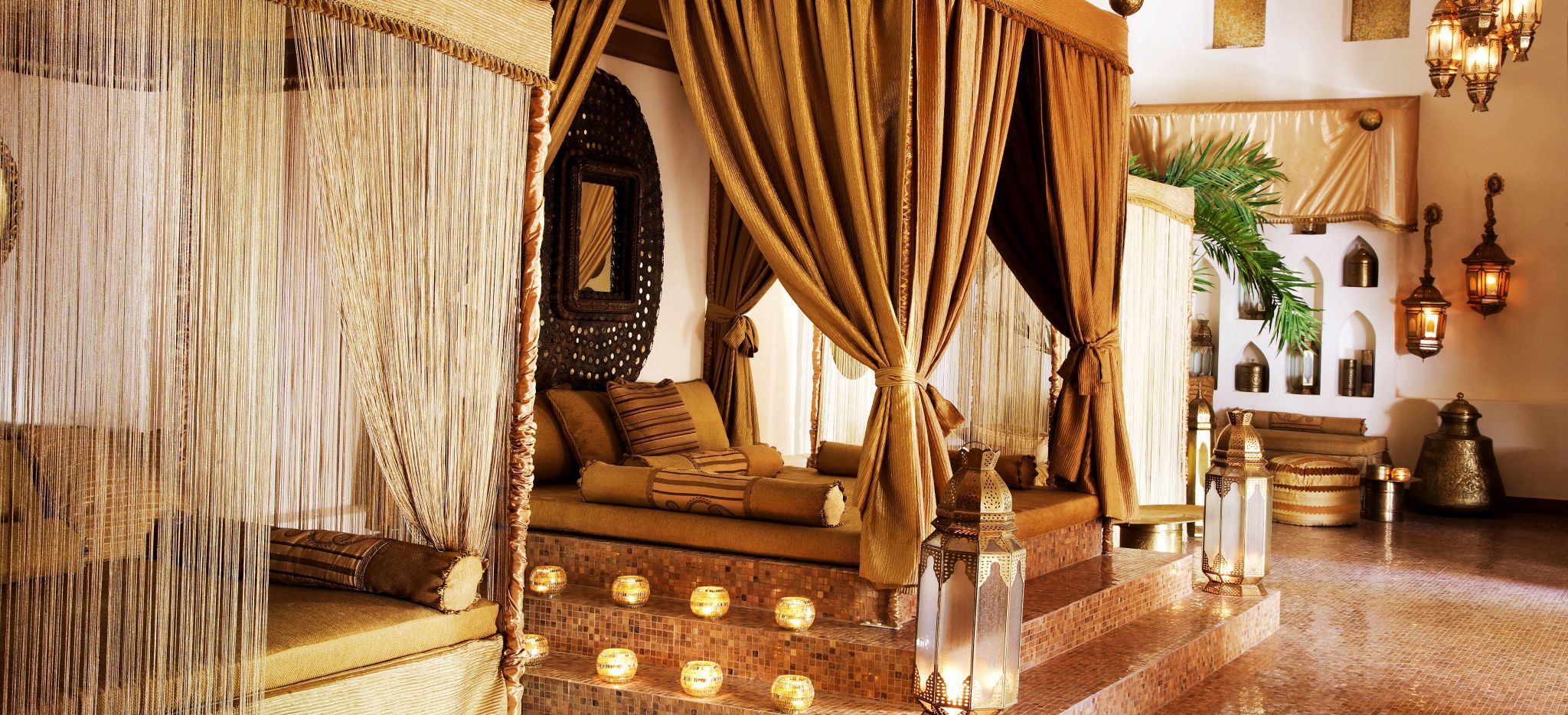 Ein sansibarisch-Omanisches Himmelbett in einer Wellness-Anlage