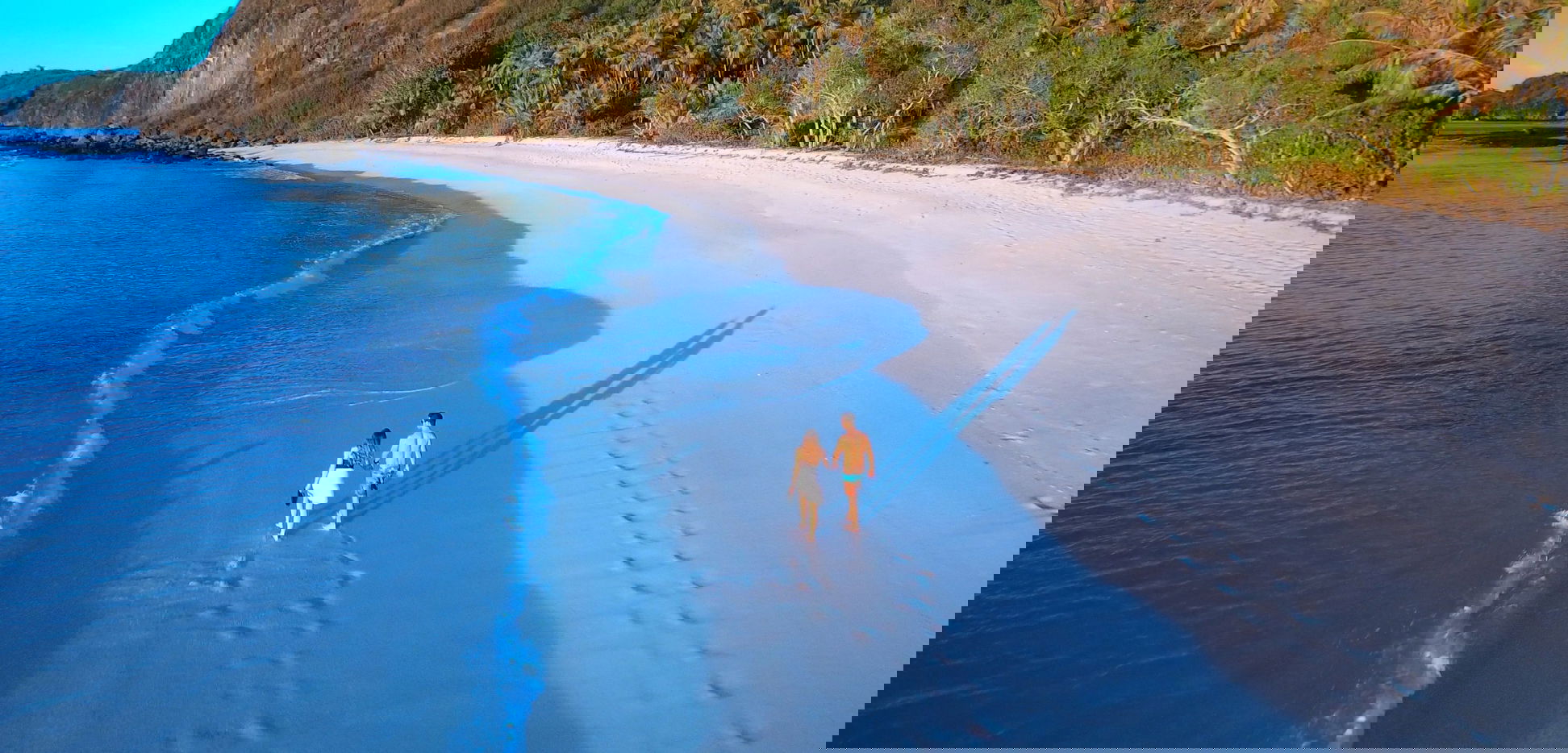 Ein paar am Strand von Yasawa, Fiji