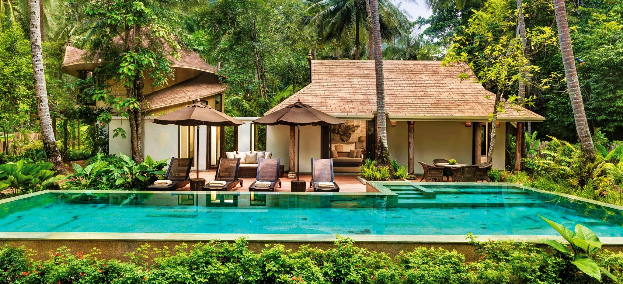 Eine Villa mit einem großen Pool in einem Thailändischen Hotel