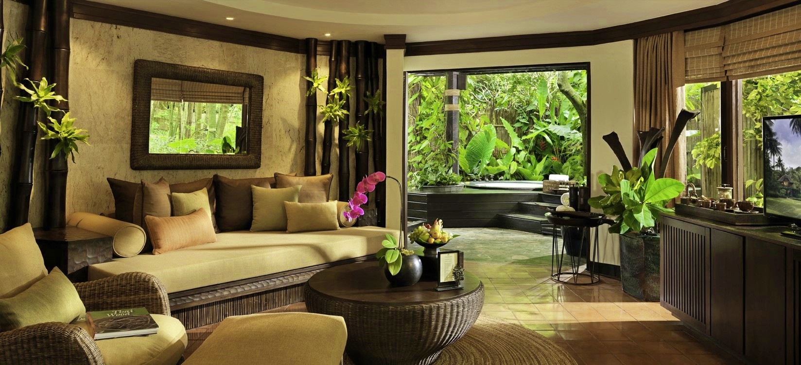 Ein großes, gemütliches Wohnzimmer im Hotel Rayavadee